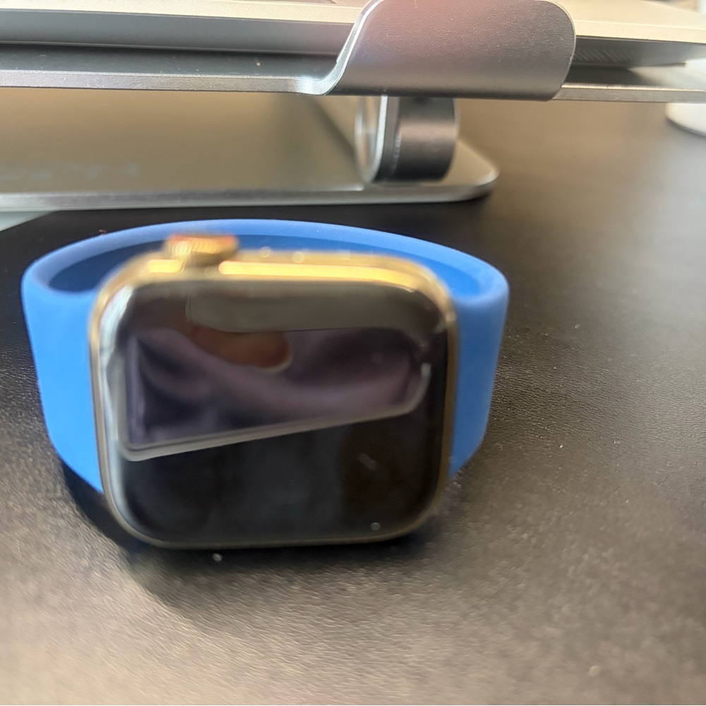 Apple Series 9 Cellular/GPSWatch with blue band will give you free bands